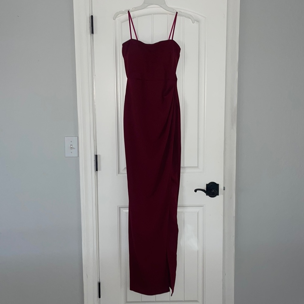 Beautiful NWT Windsor dress - Burgundy Size small